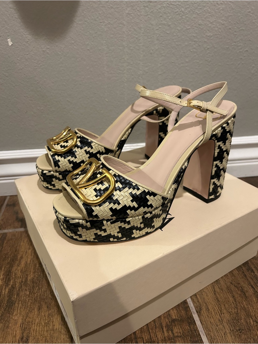 VALENTINO Like New Woven Platform Heels Black & Cream Gold logo buckle 11.5 41.5